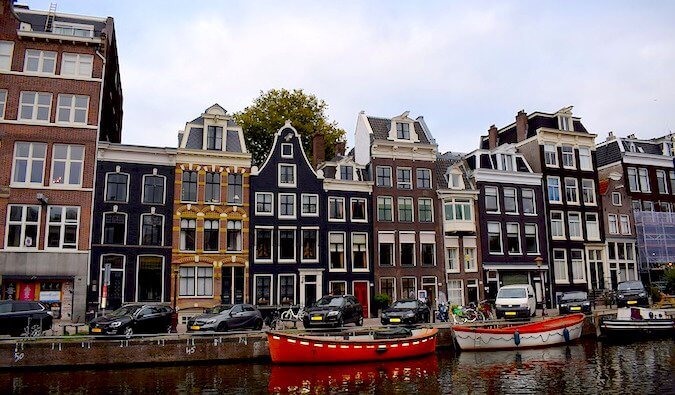 阿姆斯特丹眺望运河的房屋