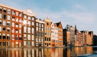 阿姆斯特丹运河边的传统公寓