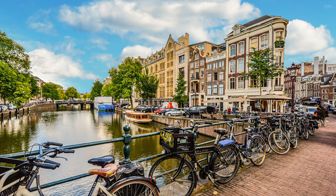 阿姆斯特丹运河上的一座桥上排列着自行车