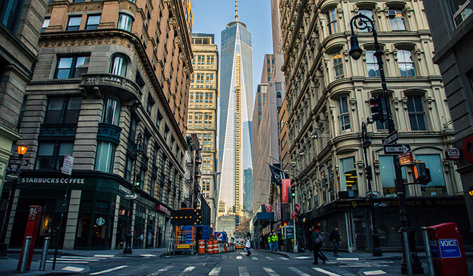 纽约街头自由塔是背景的中心