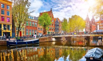 荷兰阿姆斯特丹水边五颜六色的运河房屋