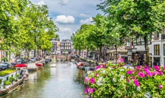 阿姆斯特丹众多被鲜花环绕的历史运河之一