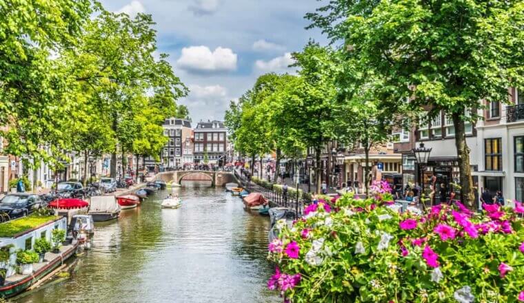 阿姆斯特丹众多被鲜花环绕的历史运河之一